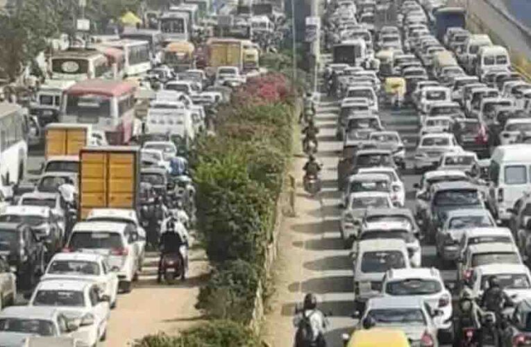 यूपी के 20 शहरों में ट्रैफिक के नए नियम लागू, स्कूल और दफ्तरों की छुट्टी के समय में होगा 15 मिनट का अंतर