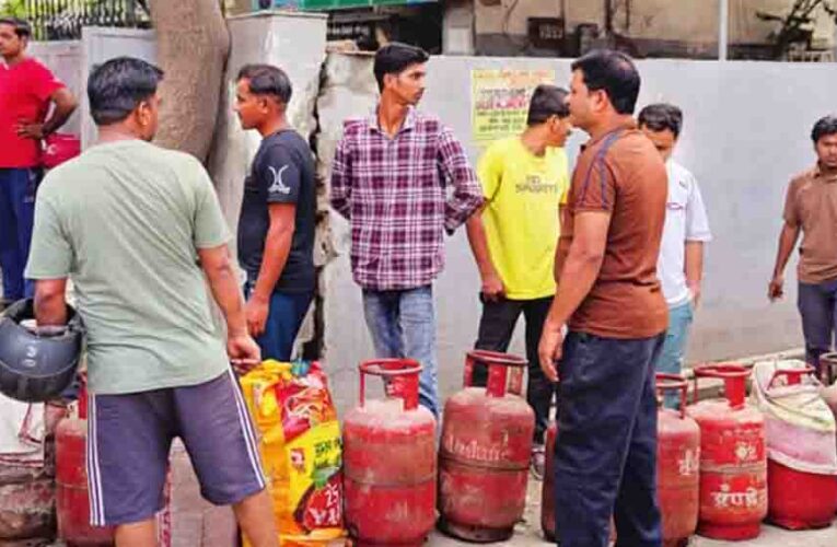 गैस किल्लत, गाजियाबाद में 400 रुपये किलो तक पहुंची एलपीजी और पलायन को मजबूर श्रमिक