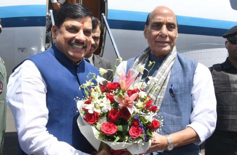 मुख्यमंत्री डॉ. यादव ने की केंद्रीय रक्षा मंत्री राजनाथ सिंह की आत्मीय अगवानी