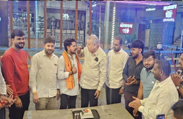 छत्तीसगढ़ के उत्कृष्ट विधायक डॉ धर्मजीत सिंह के नेतृत्व में मनाया गया जिला उपाध्यक्ष निलेश ठाकुर का जन्मदिवस