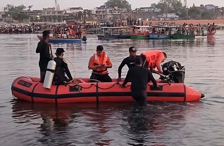 वृंदावन में बोट डूबने के बाद 10 की मौत, घंटों बाद दलदल में फंसी मिली बोट, 5 लोग अब भी लापता