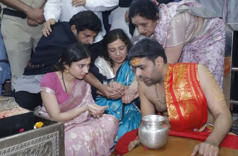 1700 करोड़ के पार ‘धुरंधर’, महाकाल के दर पहुंचे सारा-अर्जुन, टेका माथा