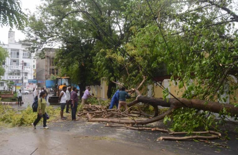 लखनऊ समेत कई जिलों में आंधी-बारिश का कहर: 18 की मौत, बिजली व्यवस्था ठप
