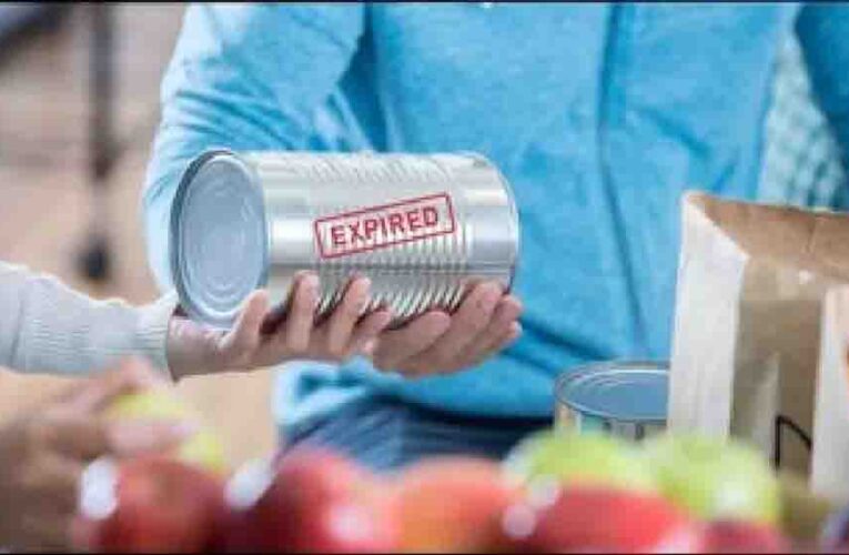 दिल्ली के कपासहेड़ा में एक्सपायर्ड सामान का बड़ा रैकेट पकड़ा गया