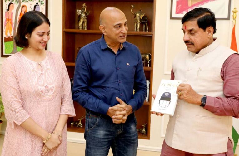 मुख्यमंत्री डॉ.यादव ने क्रिकेटर और कोच अमय खुरासिया की पुस्तक 74 वर्ष बाद पुस्तक का विमोचन किया