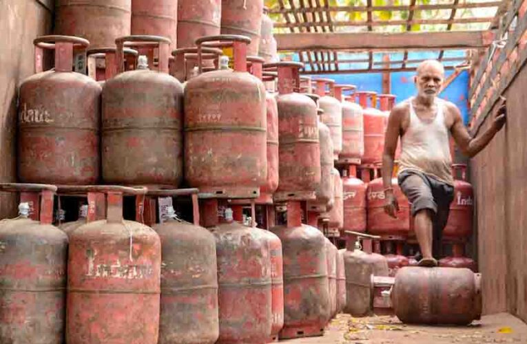 दिल्ली में गैस सिलेंडर की कालाबाजारी पर सख्त हुई रेखा गुप्ता सरकार, शिकायत के लिए जारी किया हेल्पलाइन नंबर