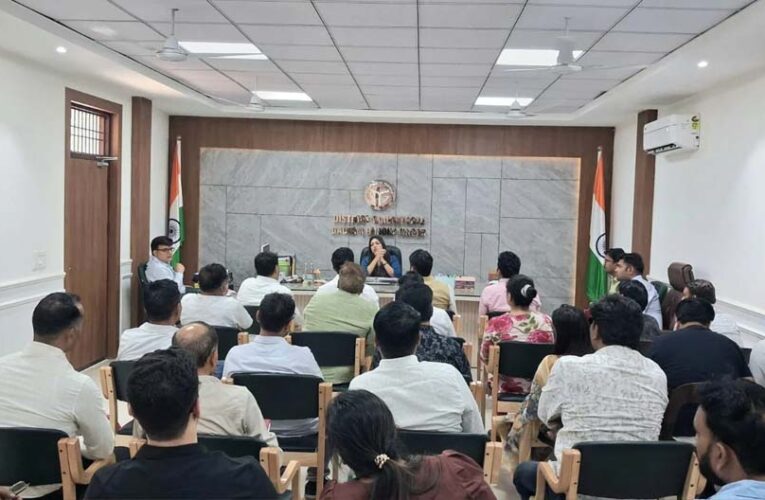 डीएम गौतमबुद्धनगर की अध्यक्षता में विभिन्न औद्योगिक इकाइयों की आउटसोर्सिंग एजेंसी/संविदाकारों की बैठक