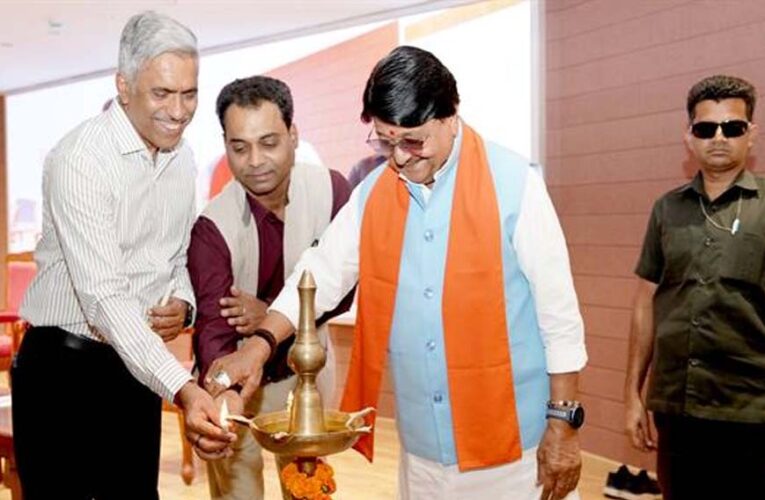 सभी अधिकारी नगरीय निकायों को स्वावलंबी और विकास केंद्र के रूप में करें स्थापित : मंत्री विजयवर्गीय