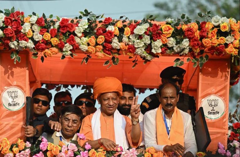 बुलडोजर बाबा’ को देख बोला बंगाल, देखो-देखो शेर आया