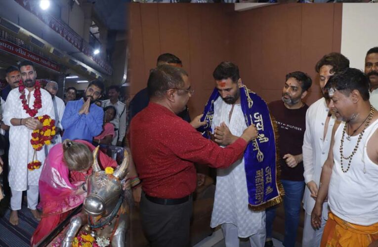 महाकाल के दरबार में अक्षय और टाइगर: नंदी के कान में कही मनोकामना, देश की तरक्की की कामना की, डिंपल कपाड़िया भी साथ