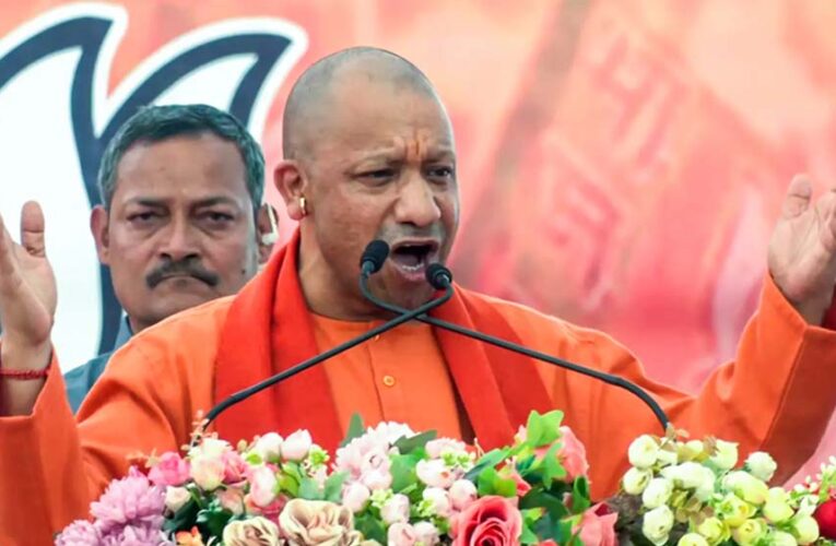 गारबेटा में भी योगी-योगी, सड़कों-छतों पर खड़े होकर हजारों लोगों ने किया बुलडोजर बाबा का दीदार