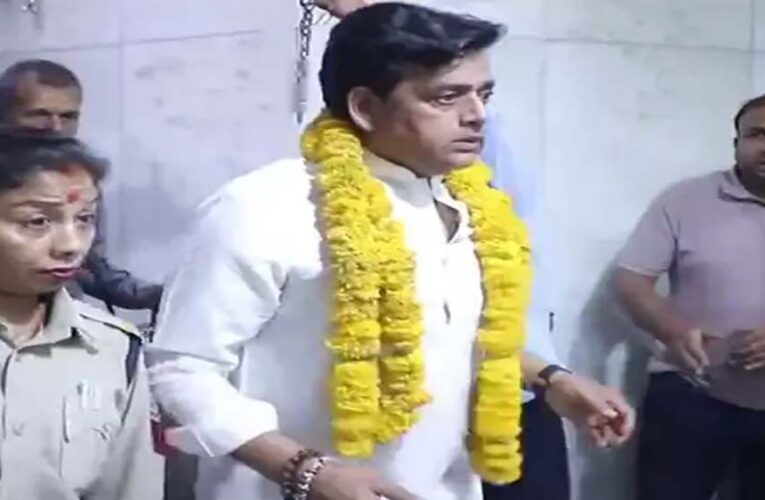 महाकाल के दर पर सांसद-एक्टर रवि किशन: भस्म आरती के बाद किए दिव्य दर्शन, गोरखपुर की खुशहाली की मांगी कामना