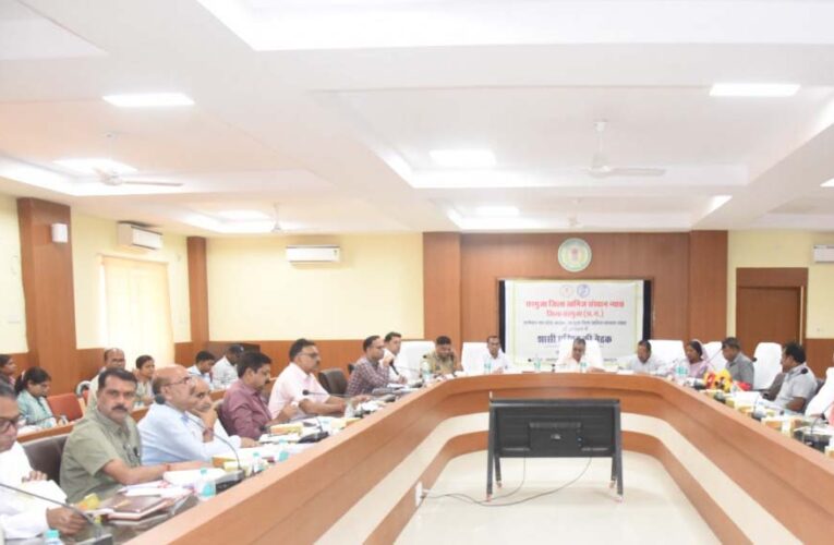 रायपुर : कैबिनेट मंत्री राजेश अग्रवाल की मौजूदगी में डीएमएफ शासी परिषद की बैठक