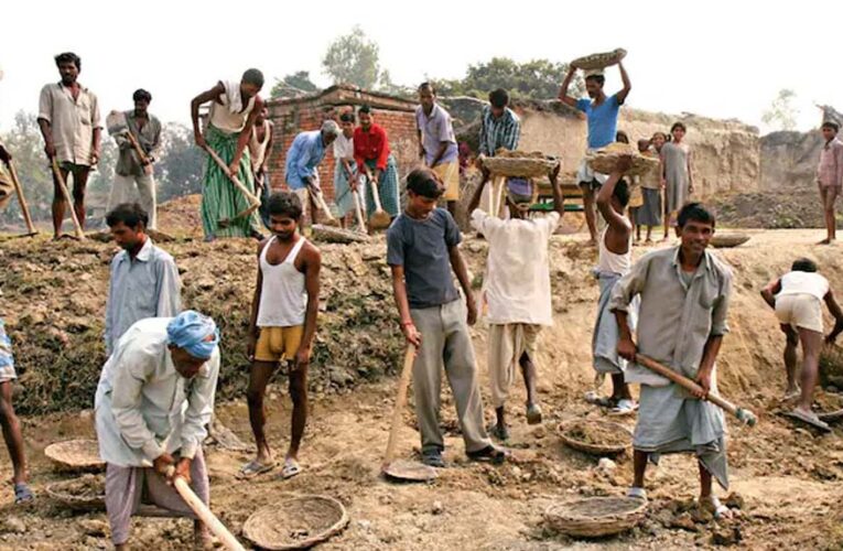 कोरिया : ’राज्य से आए तकनीकी अधिकारी एस के साहू ने परखी मनरेगा कार्यों की गुणवत्ता’
