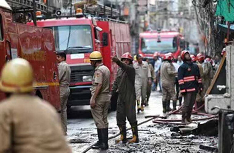 दिल्ली में दो अलग-अलग जगह भीषण आग, कई मकान और 100 से अधिक झुग्गियां जलीं