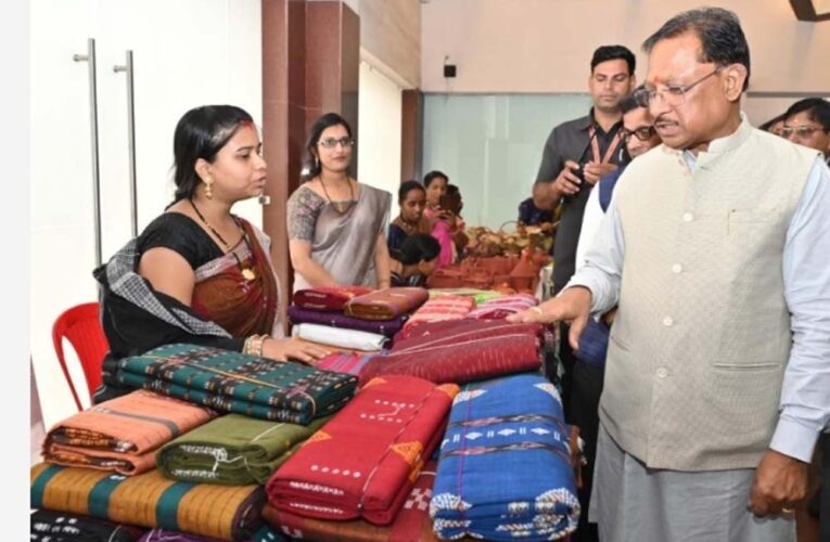 हाथ करघे से कमाई तक- ग्राम नारी की महिलाओं की सफलता का राज