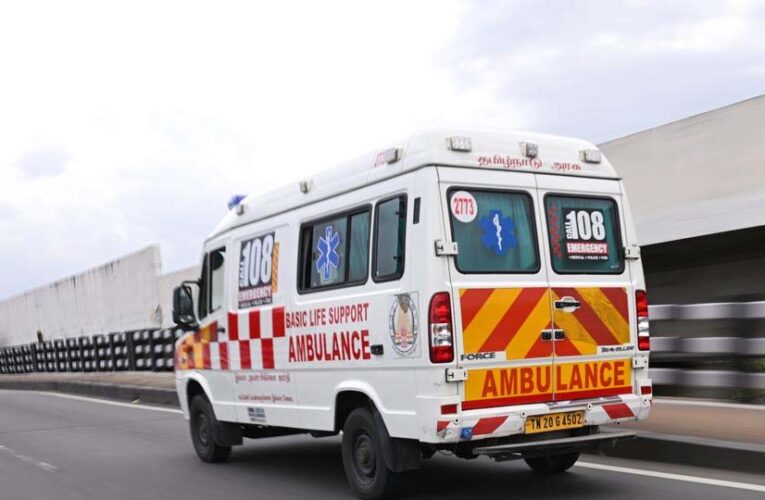 दूरस्थ बिनागुंडा गांव से मरीज को कठिन हालात में पहुंचाया गया अस्पताल