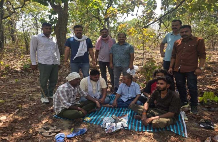 जंगल में जुए के अड्डे पर पुलिस का ताबड़तोड़ छापा, 5 आरोपी गिरफ्तार, फिल्मी अंदाज में बड़ी सफलता