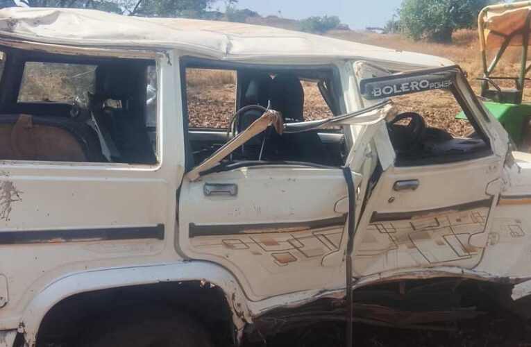 डिवाइडर में टकराई तेज रफ्तार बोलेरो दो घायल, चार को आई गंभीर चोटें