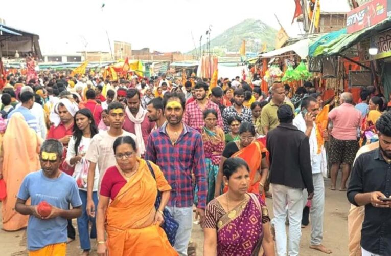 बागेश्वर धाम में हनुमान जन्मोत्सव की धूम, देश-दुनिया से पहुंचे हजारों श्रद्धालु