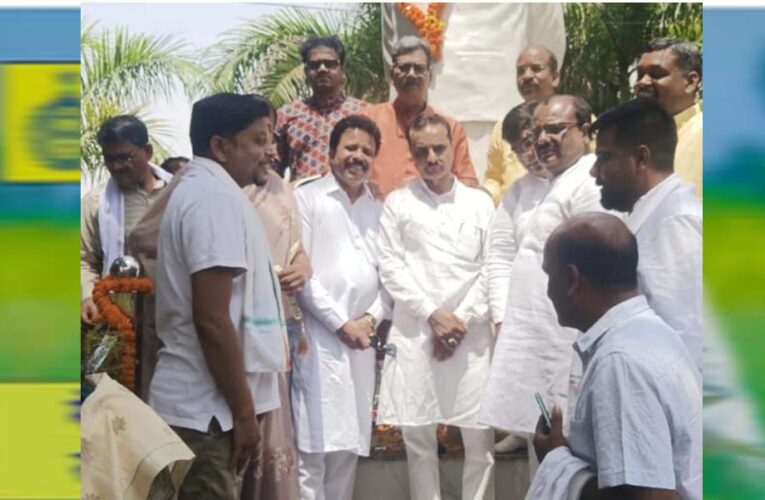 जनसेवा के पुरोधा को नमन, बाबूजी बिसाहू दास महंत की प्रतिमा पर उमड़ा श्रद्धा का सैलाब