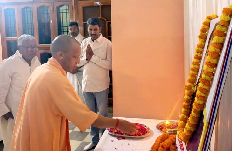 पूर्व विधायक शीतल पांडेय के पुत्र को मुख्यमंत्री योगी ने दी भावभीनी श्रद्धांजलि