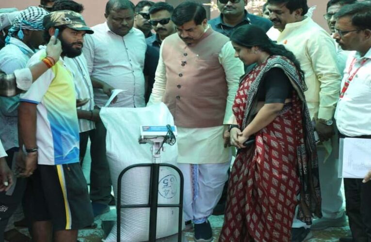 एक्शन में डॉ. मोहन यादव: अचानक खरीदी केंद्र पहुंचे, किसानों के साथ चाय पर चर्चा, CM ने पूछी भुगतान और तौल व्यवस्था