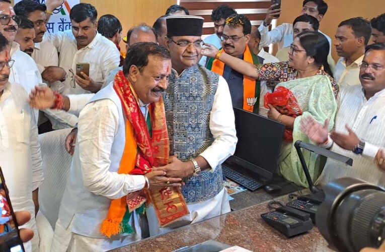 महेंद्र सिंह यादव ने अपेक्स बैंक में पदभार ग्रहण करते हुए किया ऐतिहासिक स्वागत