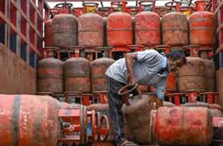 दिल्ली में गैस किल्लत से मचा हाहाकार, छोटे सिलिंडर न मिलने से मध्यम वर्ग और प्रवासियों की रसोई का बजट बिगड़ा
