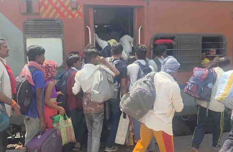 LPG संकट ने बढ़ाई प्रवासियों की मुसीबत, काम छोड़कर गांव लौट रहे मजदूर