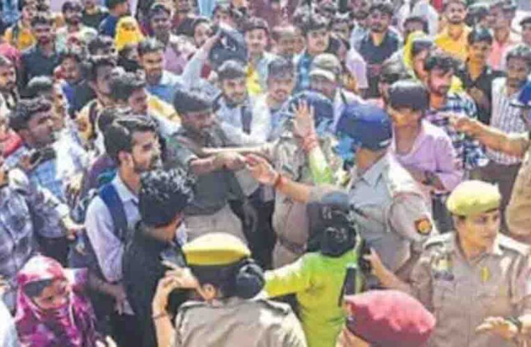 नोएडा फेज-2 में वेतन वृद्धि को लेकर श्रमिकों का हंगामा