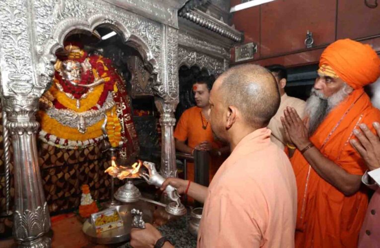 बाबा विश्वनाथ और कालभैरव के दरबार में सीएम योगी, वाराणसी में की पूजा