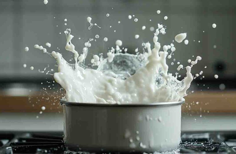 आगरा में 1200 लीटर मिलावटी दूध जब्त, रिफाइंड मिलाने का खुलासा