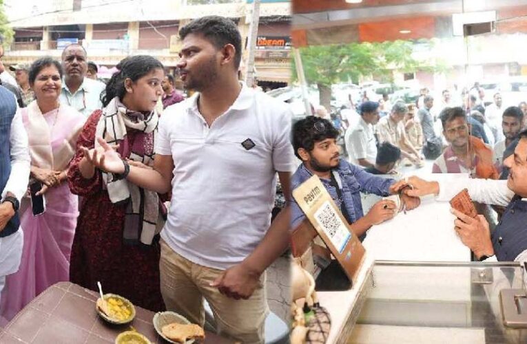 काशी की प्रसिद्ध कचौड़ी-पूरी का स्वाद लेते दिखे सीएम मोहन यादव, सादगी ने जीता लोगों का दिल