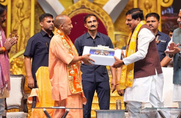 सम्राट विक्रमादित्य के जीवन पर आधारित महानाट्य कार्यक्रम में शामिल हुए मुख्यमंत्री योगी आदित्यनाथ व एमपी के सीएम मोहन यादव