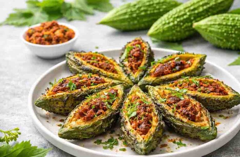 गर्मियों में सेहत का सुपरफूड है भरवां करेला और इस खट्टी मीठी रेसिपी से कड़वाहट होगी पूरी तरह खत्म