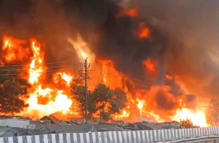 विकास नगर में भीषण आग, 50+ झुग्गियां राख, सिलेंडर ब्लास्ट से मचा हड़कंप