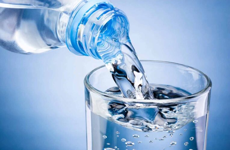 गर्मी में कितना पानी पीना चाहिए? उम्र के हिसाब से जानें सही मात्रा