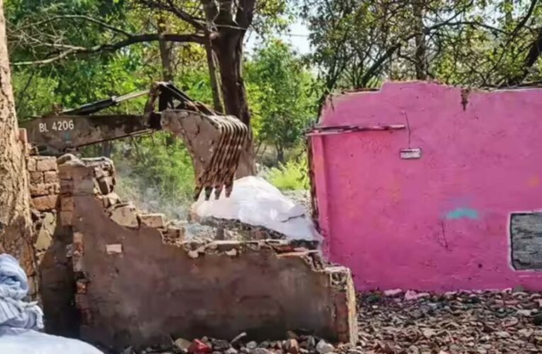 बड़े तालाब के किनारे अवैध निर्माण पर बड़ा एक्शन, 347 बंगलों पर चला बुलडोजर