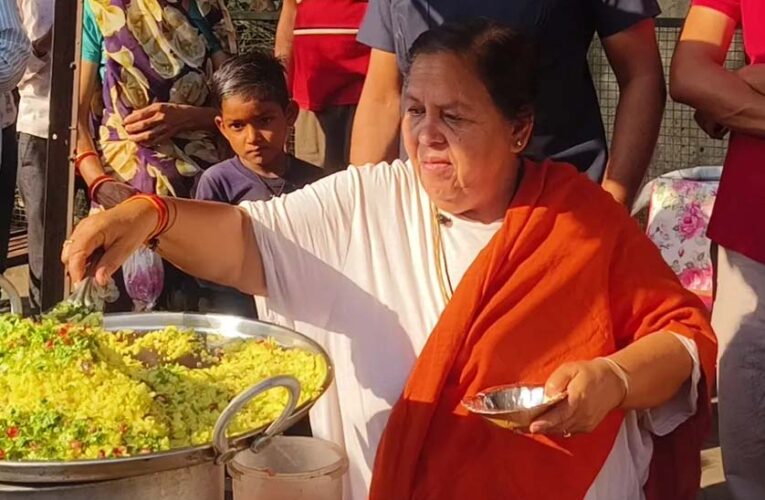 उमा भारती हाथठेला वालों के समर्थन में उतरीं, बंगले के सामने पोहा-जलेबी की दुकान लगाकर प्रशासन से की अपील