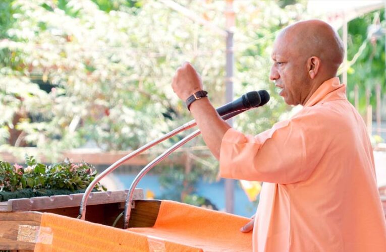 भाजपा के स्थापना दिवस पर सीएम योगी ने गोरखनाथ मंदिर के हिंदू सेवाश्रम भवन पर फहराया पार्टी का झंडा