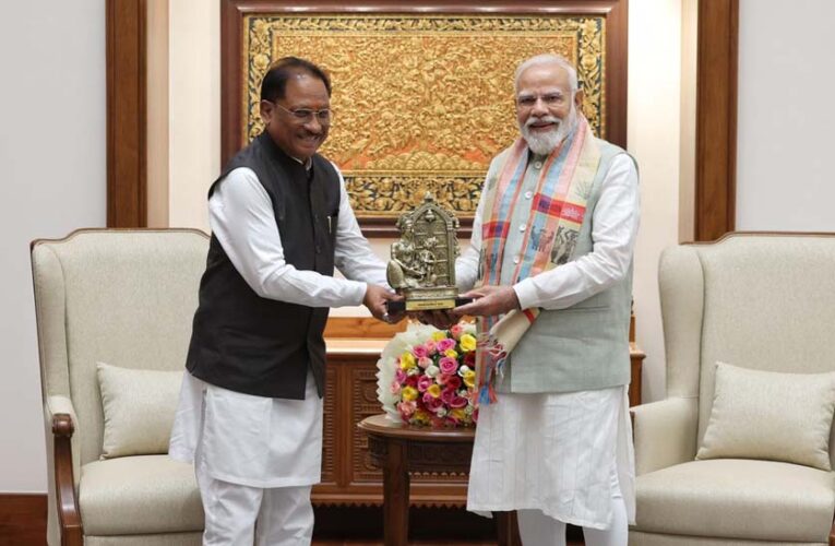 बस्तर 2.0 की शुरुआत: मुख्यमंत्री साय ने पीएम मोदी को दिया आमंत्रण, विकास का ब्लूप्रिंट सौंपा