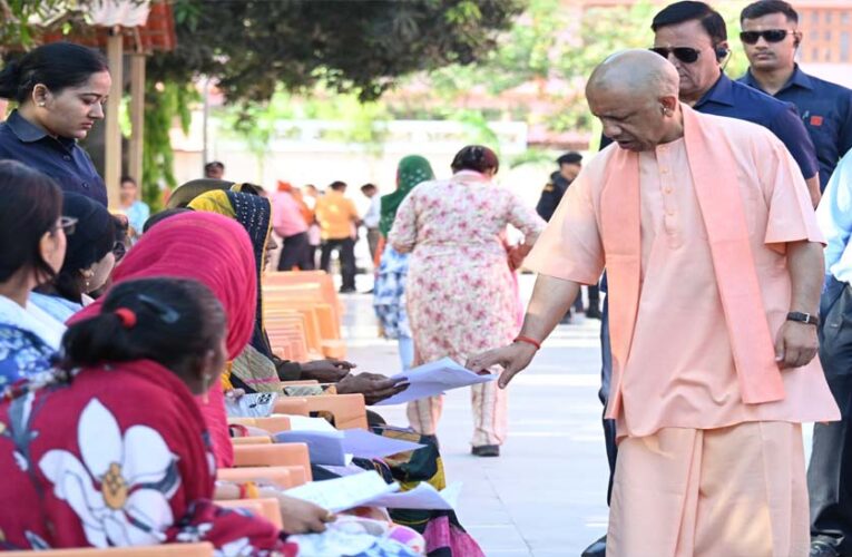 जनता दर्शन: गोरखनाथ मंदिर में 200 लोगों से मुलाकात कर उनकी समस्याएं सुनीं मुख्यमंत्री योगी आदित्यनाथ ने