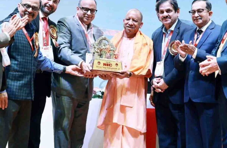 सीएम योगी, स्मार्टफोन की लत बनी बीमारी, हार्ट अटैक का बढ़ा खतरा