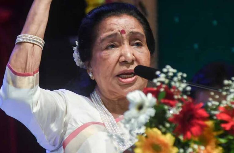 मुंबई में अंतिम विदाई की तैयारी, दिग्गज गायिका आशा भोसले को श्रद्धांजलि देने उमड़े सेलेब्स