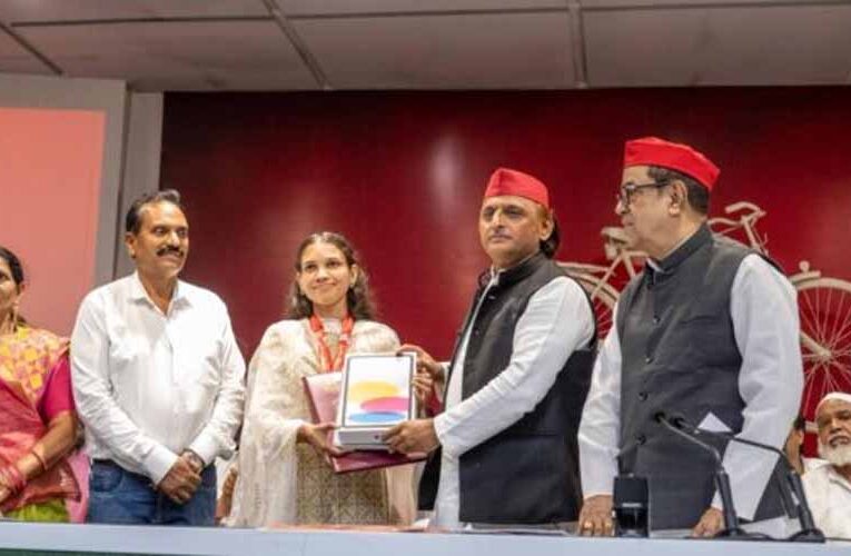 लखनऊ में सपा मुखिया का चुनावी मोड, पीड़ित परिवार को 5 लाख की मदद का ऐलान
