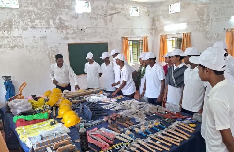 उत्तर बस्तर कांकेर : विशेष लेख : कभी बंदूक थामकर हिंसा करने वाले माओवादी अब सीख रहे हुनर