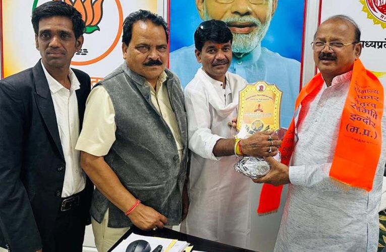 मंत्री दिलीप जायसवाल से मुलाकात, सम्मानित किए गए पत्रकार समिति के नेता