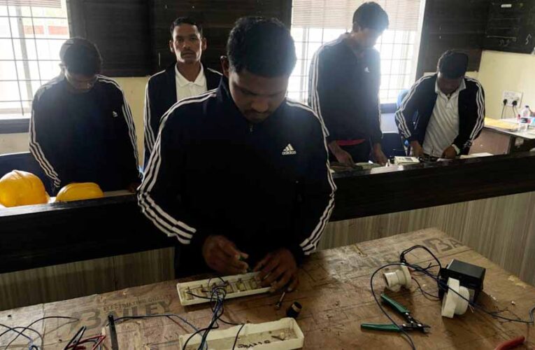 अंधेरे से उजाले की ओर- पुनर्वास नीति ने संवारा विनोद का भविष्य