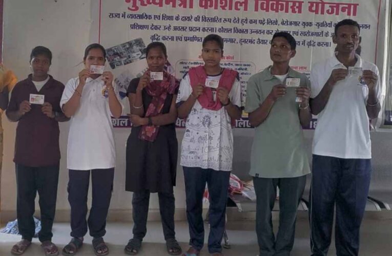 बंदूक छोड़ थामा ट्रैक्टर का स्टीयरिंग: नारायणपुर में आत्मसमर्पित नक्सलियों की नई पारी